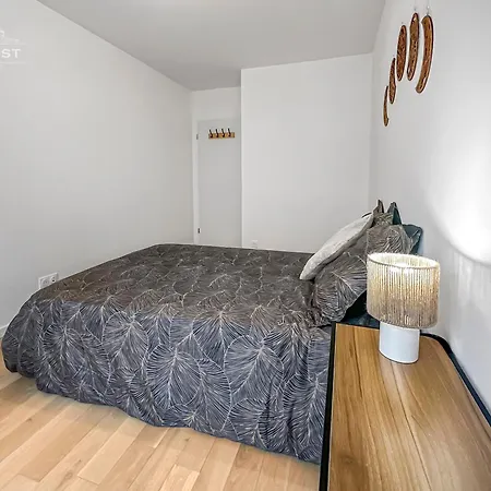 Bleu Serenity Aux Pied De Paris