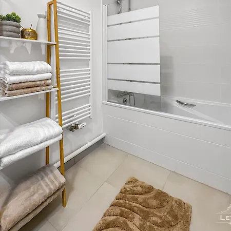 Bleu Serenity Aux Pied De Paris